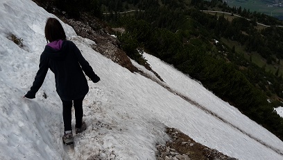 Abstieg über Schneefelder