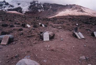 Gedenksteine am Chimborazo