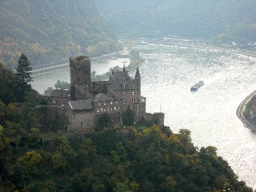 Blick vom Dreiburgenblick auf Burg Katz