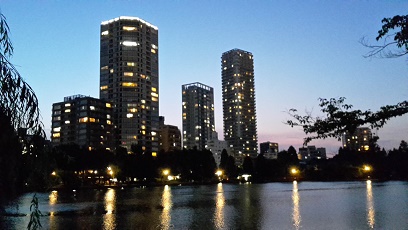 Ueno-Park mit Teich und Hochhäusern