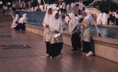 Schulkinder mit Kopftuch