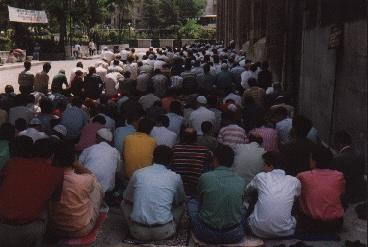 Betende neben der Ulu Camii